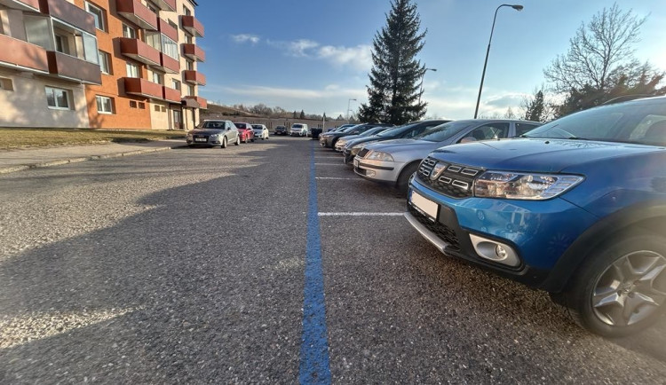 Parkování v Jihlavě VIII: Telečská ulice se pročistila, pomáhají hodiny zdarma