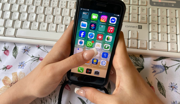 Podvodníci se přesunuli na WhatsApp. Od ženy za Hranicka vylákali téměř třicet tisíc