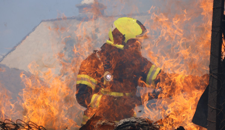 V Mrsklesích začal od pálení sena hořet rodinný dům. Jedna osoba se zranila
