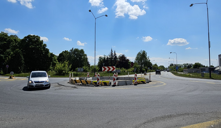 Kruhová křižovatka v Přerově, kterou opakovaně likvidovaly kamiony, projde opravou