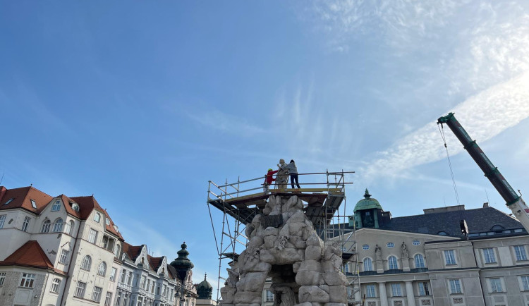 VIDEO: Odborníci na kašnu Parnas znovu usadili sochu Evropy, jde o repliku