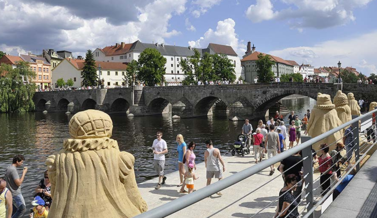 Kulturní tipy: Zažijte víkend plný pískových soch, cyklistických výletů i historických veteránů