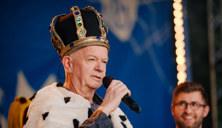 Králem letošního majálesu se stal muzikant Petr Fiala. Nebojme se, pozdravil poddané