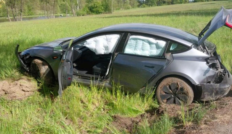 Nehoda u Rohozné. Řidič Tesly nezvládl rychlou jízdu, tři lidé utrpěli zranění