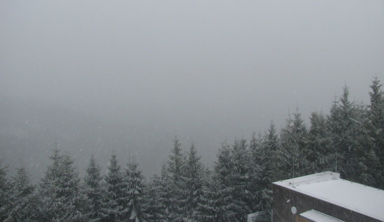 V Jeseníkách sněží, teploty jdou k nule. Silničáři vyzývají řidiče k opatrnosti