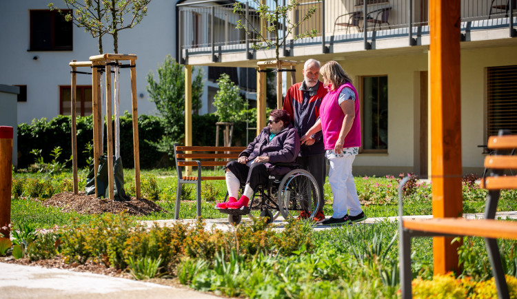 Terapeutická zahrada v Sokolnicích pomáhá seniorům trávit čas venku