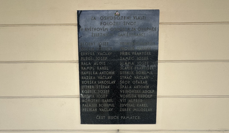 Nadšenci mapují pamětní desky na nádražích, zaměřují se na padlé železničáře