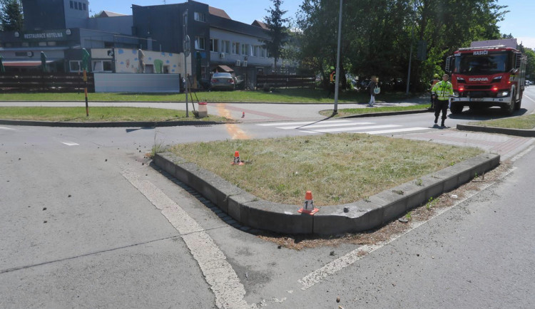 Senior se dostal do potíží na rondelu v Šumperku. S autem naboural do plotu restaurace