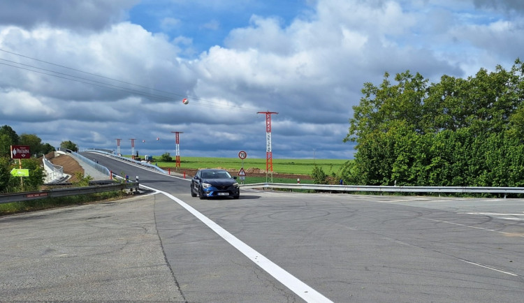 Silnice k Topolanům se otevírá. U Olomouce je hotový most nad budoucí dálnicí