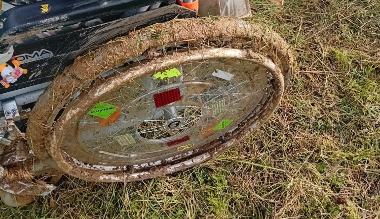 Výlet do přírody se změnil v drama. Seniorka na vozíčku uvízla v bahně