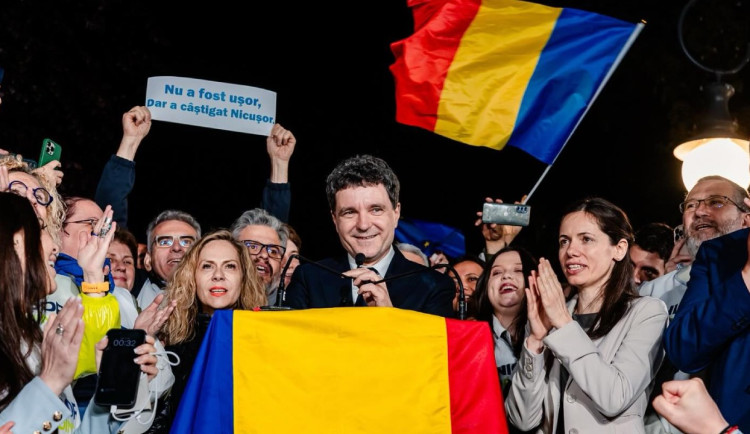 Rumunsko má nového prezidenta: Překvapivé vítězství proevropského centristy