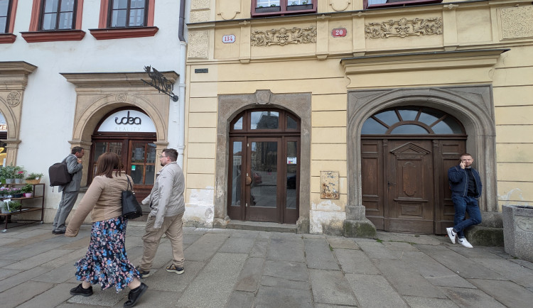 Více než sto let se tam prodávaly noviny, teď bude v domě na náměstí zmrzlinárna