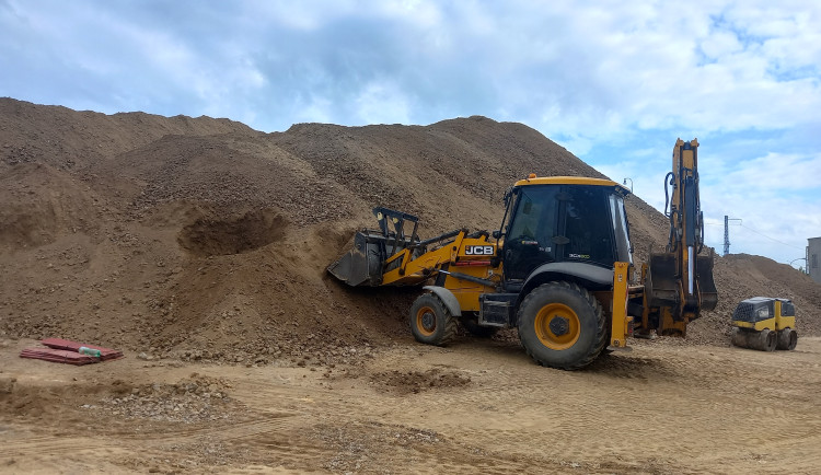 Odtěženou zeminu od Sila odvezlo šest tisíc nákladních aut na Pístov, bude oseta