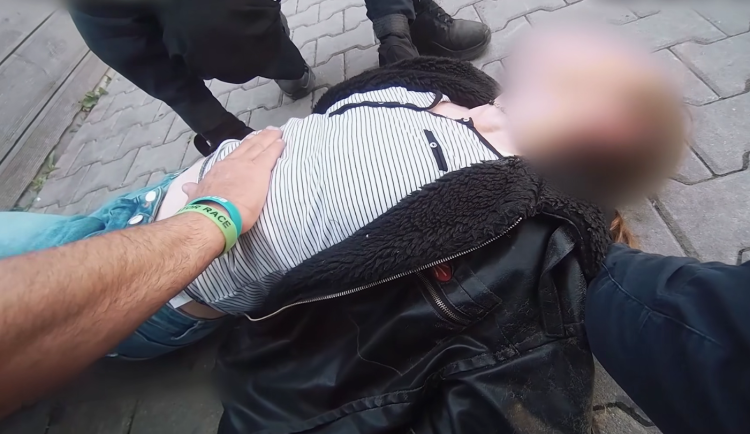 Kontrola bezdomovců se změnila v boj o život, žena dostala silný záchvat