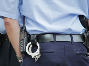 Vnitro chce přidat policistům. Navrhuje růst platů o 25 % během pěti let