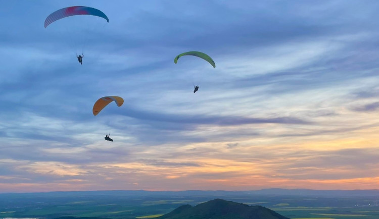 Z kopců vzlétnout do oblak a kochat se. Co obnáší paragliding a kde začít
