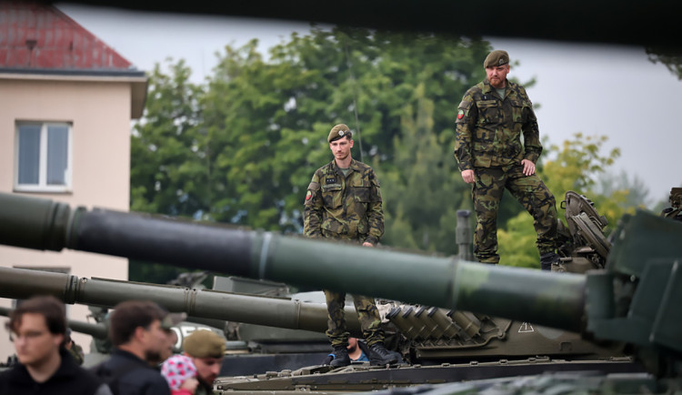 VIDEO: Tankový prapor z Přáslavic slaví 30 let. Výročí připomíná i akční a dojemný klip