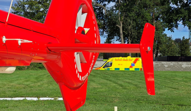 Na čerpací stanici na Novojičínsku zemřel muž, záchranáři zasahovali s vrtulníkem