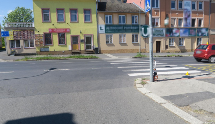 Policie pátrá po svědcích nehody v Karlových Varech. Chodec skončil v nemocnici
