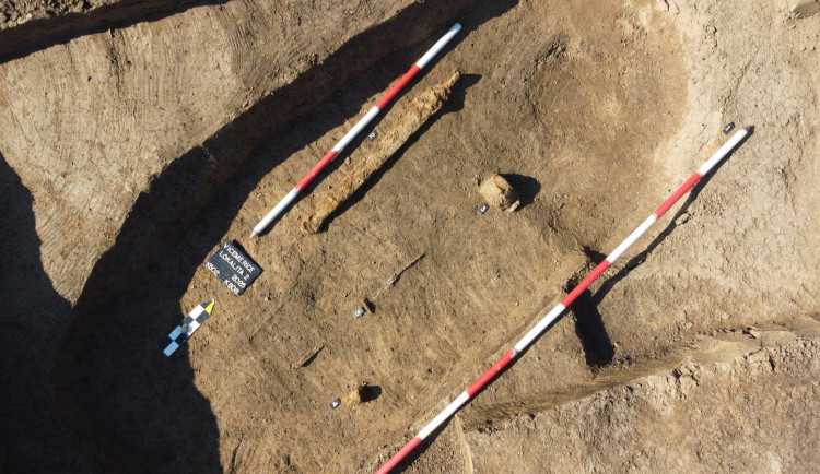 Objev na Prostějovsku. Archeologové odkryli hrob keltského bojovníka s mečem, kopím a štítem