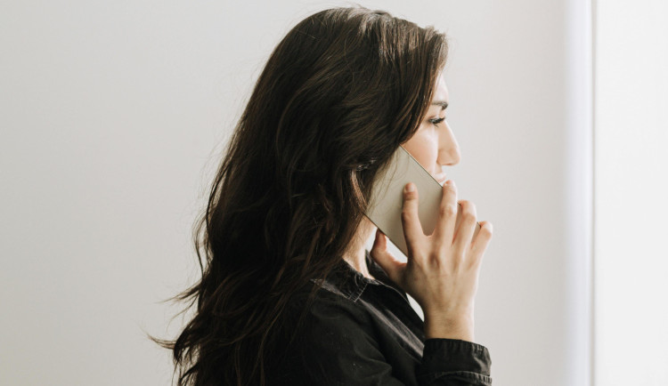 Lidi z Bruntálska po telefonu okradli podvodníci. Přišli o více než 1,5 milionu