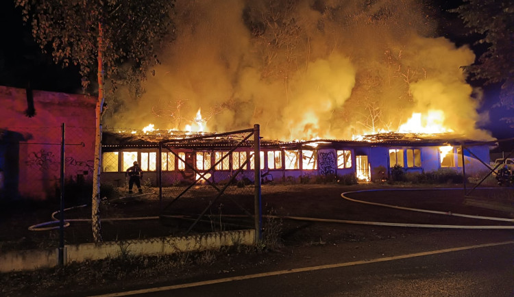 Plameny zachvátily ležení bezdomovců, záchranáři ošetřili 10 lidí