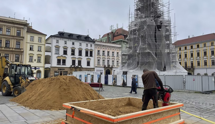 Nejsvětější Trojice z písku: v centru Olomouce vzniká sousoší z vrcholu ikonické památky