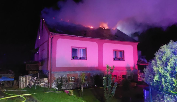 Škoda přes čtyři miliony. Dům na Šumpersku v noci hořel kvůli špatnému stavu komínu