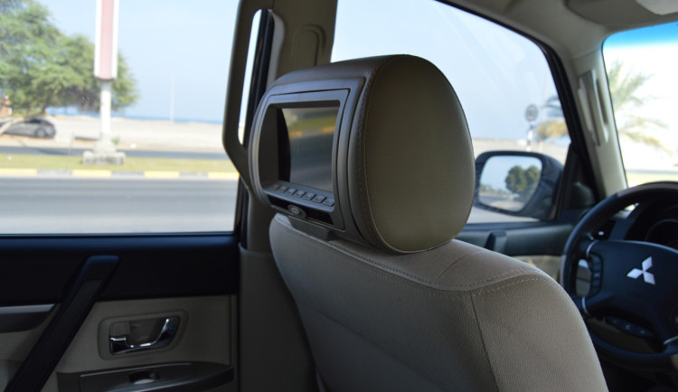 Muž zůstal uvězněný v autě před brněnským obchodem, vybila se mu autobaterka