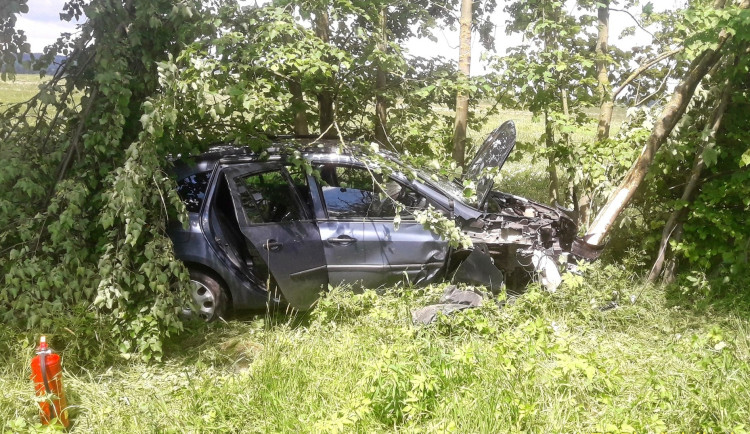 Auto vyletělo ze silnice a skončilo v houští mezi stromy. Na vině byl mikrospánek řidiče