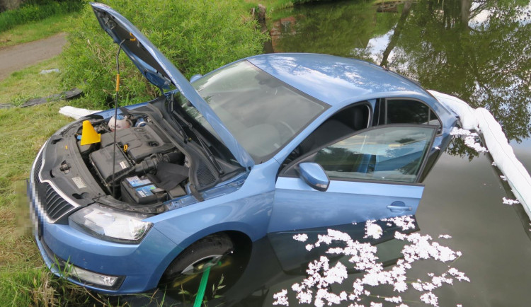 Nehoda u Bochova skončila vozem v rybníce, dvě ženy byly zraněny