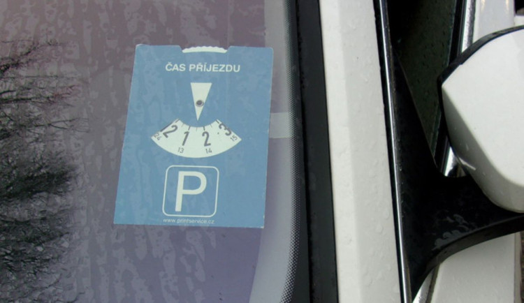 Past u nemocnice v Prostějově. Strážníci každý den pokutují desítku parkujících řidičů
