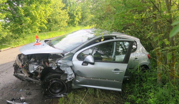 Osmnáctiletá řidička nezvládla na Šumpersku zatáčku a smetla protijedoucí auto. Je zraněná