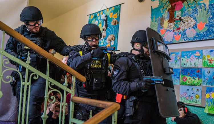 VIDEO: Extrémní soutěžní prověrka. Policejní hlídka z Olomouce zazářila na prestižní Rallye Rejvíz