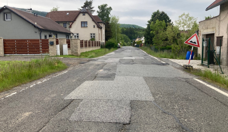 Nejrozbitější městská silnice v Liberci, ulice Karlovská, se dočká kompletní opravy