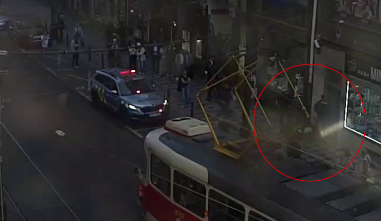 Zloděj chtěl prodat kradený notebook na ulici. Nabídl ho i policistovi v civilu