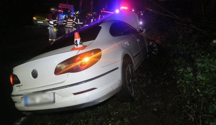 Náraz do betonové zídky. Mladý řidič se u Hanušovic vyhýbal srně