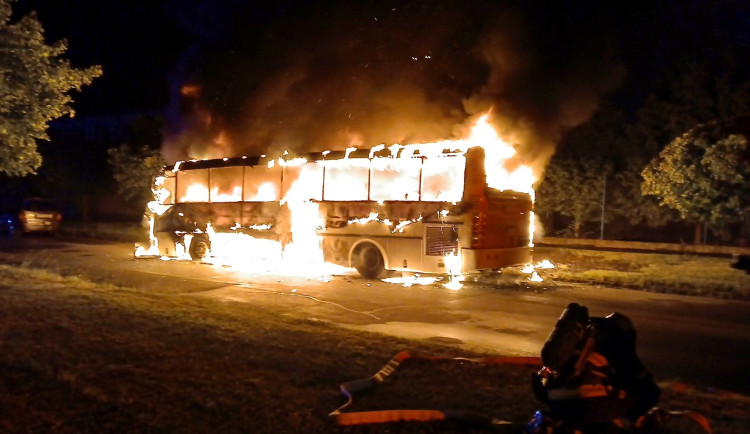Autobus se proměnil v ohnivou kouli. Vysoko šlehající plameny poškodily i veřejné osvětlení