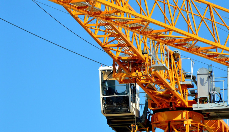 Dva chlapci v noci vyšplhali na jeřáb. Ze čtyřicetimetrové výšky je sundali hasiči