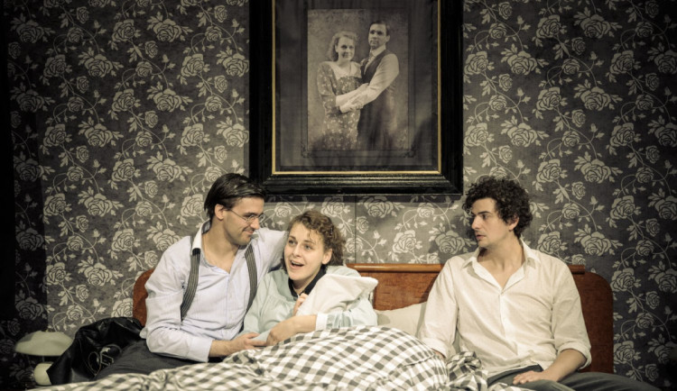 Malé divadlo uvádí v premiéře dramatizaci úspěšného filmu Musíme si pomáhat