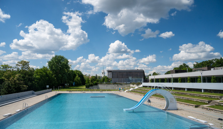 PŘEHLED: Brněnská koupaliště zahajují sezonu. Kde se zchladit a kolik to bude stát?
