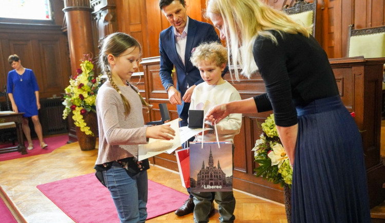 Odvážní třeťáci pomohli napadené ženě, zatímco dospělí přihlíželi