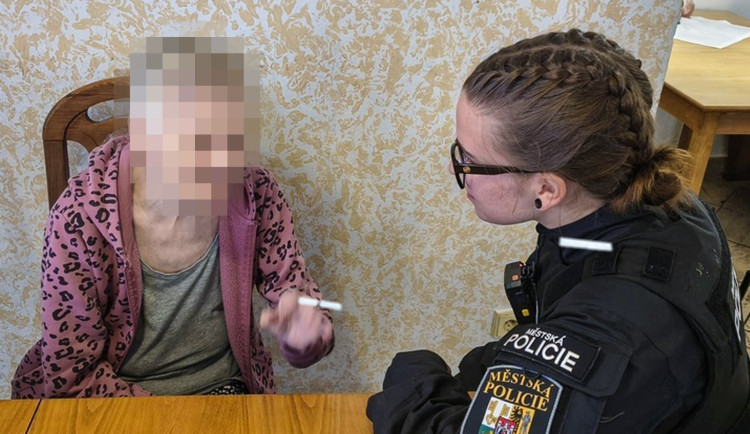 Jednadevadesátiletá seniorka přišla bosá do restaurace, byla ztracená a zmatená