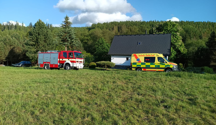 Muž se vážně zranil pádem ze žebříku, transportoval ho vrtulník
