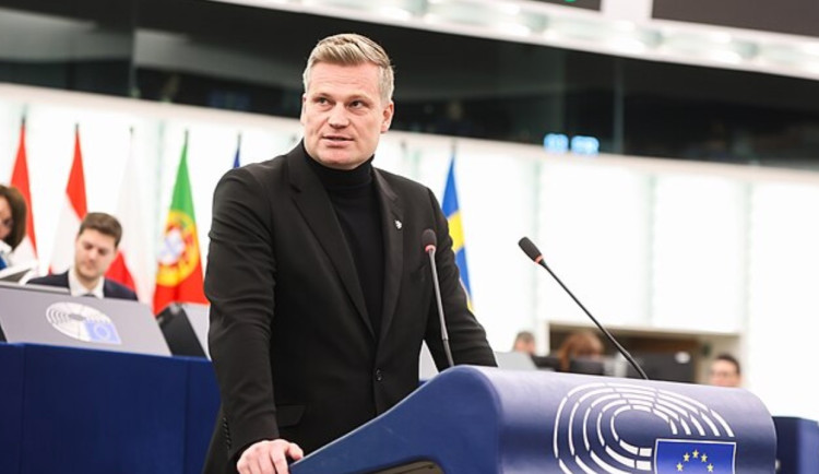 KOMENTÁŘ: Filip Turek utíká z Bruselu, aby hasil vlastní požáry