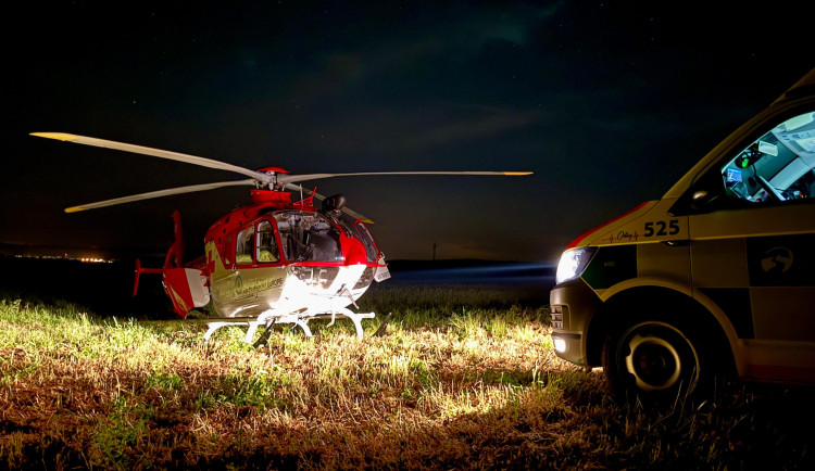 Večer u Oder na Novojičínsku zasahoval vrtulník. Zranil se cyklista a koloběžkář