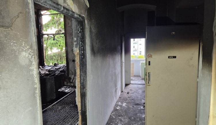 Podpálil ubytovnu jako pomstu za poničené auto, dům musely opustit desítky lidí