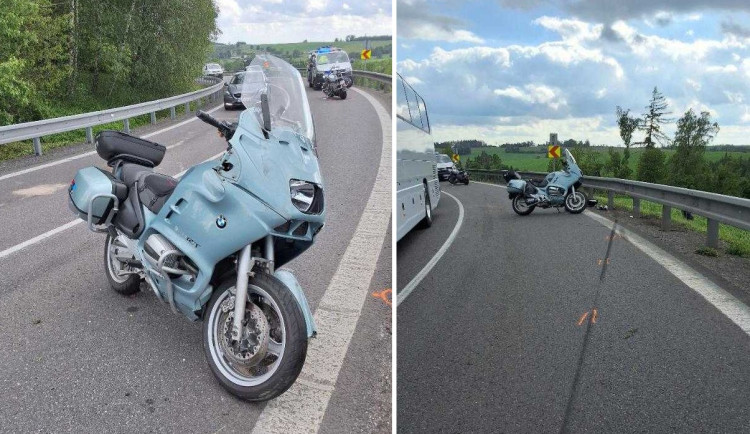 Motocyklisté přejížděli kamion na plné čáře. Srazili se a museli do nemocnice