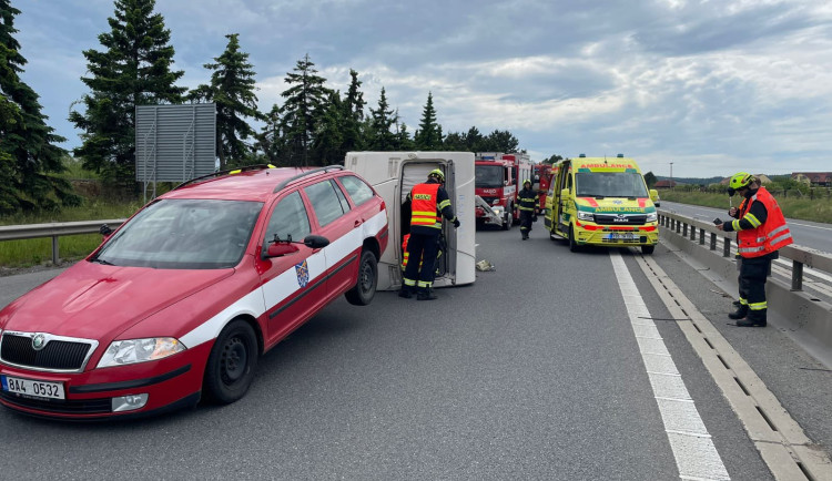 Starosta Řeporyjí měl nehodu na D4, karavan se mu převrátil na bok