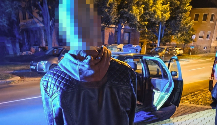 Strážníky zaujala podivná jízda a ještě podivnější chování posádky auta